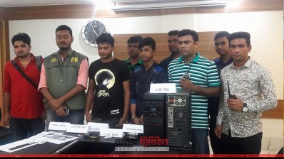 ডিবি কার্যালয়ে কর্মকর্তাদের সঙ্গে প্রশ্নপত্র ফাঁস চক্রের দুই সদস্য
