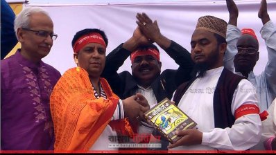 সম্প্রীতি উৎসবে হিন্দুদের বাড়িঘর ও মন্দিরে হামলা মামলার আসামি (পেছনে হাত তোলা)