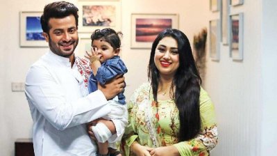 অপু বিশ্বাস ও সন্তান আব্রাম খান জয়ের সঙ্গে শাকিব খান। ছবি- প্রথম আলো