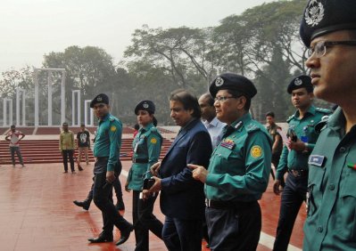 শহীদ মিনারে ডিএমপি কমিশনার (ছবি-ফোকাস বাংলা)