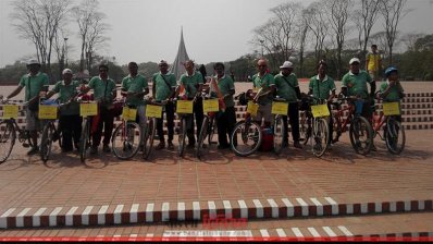 ঢাকায় পৌঁছানোর পর জাতীয় স্মৃতিসৌধের সামনে সাইকেল আরোহীরা