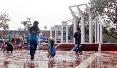 অমর একুশে উপলক্ষে ১১ ফেব্রুয়ারি শুরু হয় শহীদ মিনার ধোয়া-মোছার প্রস্তুতি। কিন্তু, সারাবছর শহীদ মিনার থাকে অবহেলায়। ( ছবি-ফোকাস বাংলা