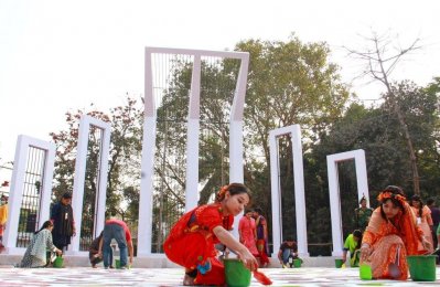 অমর একুশে উপলক্ষে সজ্জিত হচ্ছে শহীদ মিনার। (ছবি-ফোকাস বাংলা)