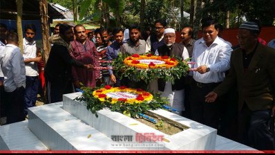কবির কবরে পুষ্পস্তবক অর্পণ