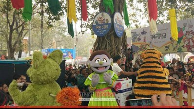 অমর একুশে বইমেলায় শিশু চত্বর থাকে ছোটদের কলরবে মুখর (ছবি: সাজ্জাদ হোসেন)