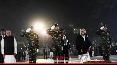 শহীদ মিনারে রাষ্ট্রপতি ও প্রধানমন্ত্রীর শ্রদ্ধা নিবেদন