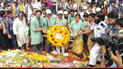 শহীদ মিনারে শ্রদ্ধা জানাচ্ছেন সৌরজিৎ রায় ও তার সঙ্গীরা