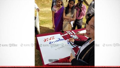 ছবি আঁকছেন একজন অতিথি