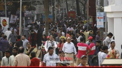 অমর একুশে বইমেলায় দর্শনার্থীদের ভিড় (ছবি: সাজ্জাদ হোসেন)