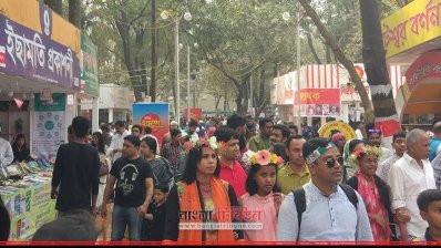 অমর একুশে বইমেলায় দর্শনার্থীদের ভিড় (ছবি: সাজ্জাদ হোসেন)