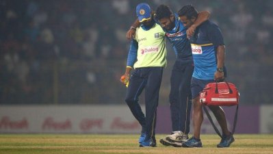 এভাবেই মাঠ ছাড়েন মাদুশাঙ্কা।