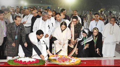 শহীদ মিনারে বিরোধী দলীয় নেতার শ্রদ্ধা