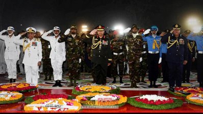 ভাষা শহীদদের প্রতি তিন বাহিনীর প্রধানের শ্রদ্ধা