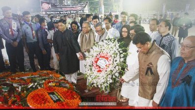 কেন্দ্রীয় শহীদ মিনারে প্রধান নির্বাচন কমিশনারের শ্রদ্ধাঞ্জলি