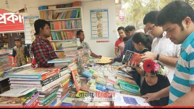 অমর একুশে বইমেলায় দর্শনার্থীদের ভিড় (ছবি: সাজ্জাদ হোসেন)