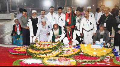 শহীদ মিনারে ভাষা শহীদদের প্রতি যুদ্ধাহত মুক্তিযোদ্ধাদের শ্রদ্ধা
