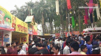 অমর একুশে বইমেলায় দর্শনার্থীদের ভিড় (ছবি: সাজ্জাদ হোসেন)