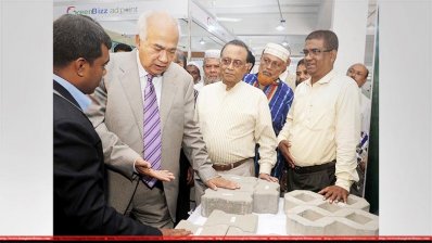 প্রদর্শনী উদ্বোধনের পর স্টলগুলো পরিদর্শন করছেন গণপূর্তমন্ত্রী (ছবি- পিআইডি)