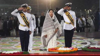 শহীদ মিনারে শ্রদ্ধা জানাচ্ছেন স্পিকার ড. শিরীন শারমিন চৌধুরী