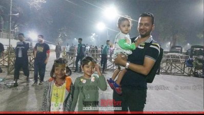 বড়দের সঙ্গে এসেছে শিশুরা