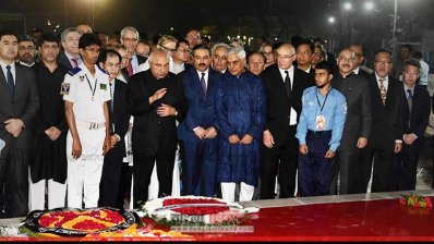 শহীদ মিনারে শ্রদ্ধা জানাচ্ছেন বিভিন্ন দেশের কূটনীতিকরা