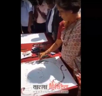 ছবি আঁকছেন চন্দ্রিকা কুমারাতুঙ্গা