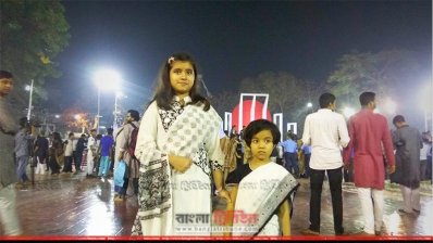 কেন্দ্রীয় শহীদ মিনারে প্রথম প্রহরে এসেছে শিশুরাও