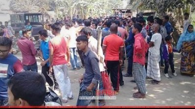 শিশু নিহত হওয়ার ঘটনায় সড়ক অবরোধ করে বিক্ষব্ধ এলাকাবাসী