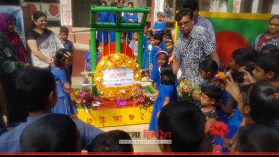 বাঁশের তৈরি শহীদ মিনারে শহীদদের ফুল দিয়ে শ্রদ্ধা জানাচ্ছে শিক্ষার্থীরা