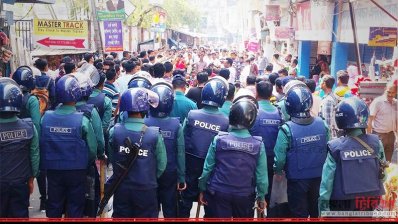 বিক্ষোভে পুলিশের বাধা