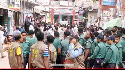 বরিশালে পুলিশের ব্যারিকেডের মধ্যে বিএনপি সমাবেশ করে