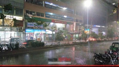 বৃষ্টিতে ঢাকার রাজপথ