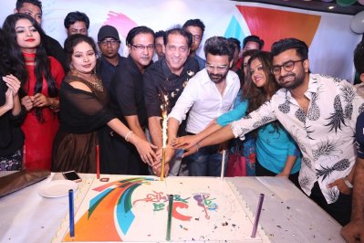 অতিথিদের নিয়ে জন্মদিনের কেক কাটছেন স্টেশনের মালিক ধ্রুব গুহ