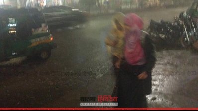 বৃষ্টিতে ভোগান্তিতে পড়ে পথচারীরা