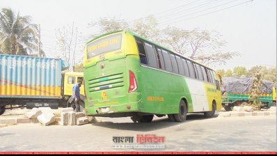 দৌলতদিয়ায় বছরজুড়ে যাত্রী ভোগান্তি: সংকট নদীতে নাকি কর্তৃপক্ষে