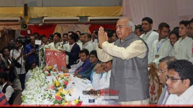 মঞ্চে থাকা গণপূর্ত মন্ত্রী ইঞ্জিনিয়ার মোশারফ হোসেন বিশৃঙ্খলা থামানোর জন্যে ছাত্রলীগ নেতাকর্মীদের নির্দেশ দিচ্ছেন