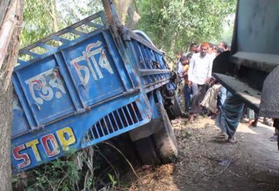 গোপালগঞ্জে বাস ও পিকআপের মুখোমুখি সংঘর্ষ