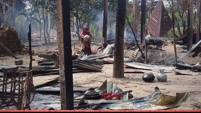 আগুনে পুড়ে যাওয়া ঘর