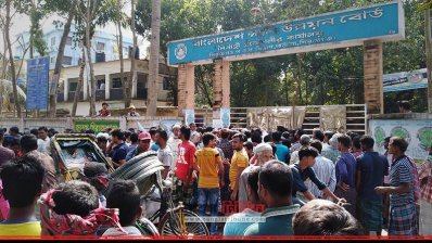 সিরাজগঞ্জে শহর রক্ষা বাঁধের গেট বন্ধ, চরবাসীর ক্ষোভ