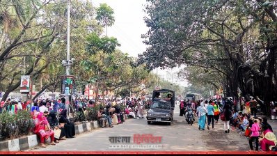 মেলার গেট খোলার আগে থেকে অনেকেই অপেক্ষায় ছিলেন ফুটপাথে