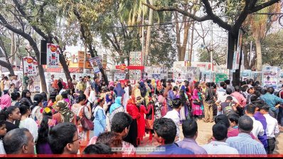 বইমেলায় প্রবেশের পথে দীর্ঘ লাইন