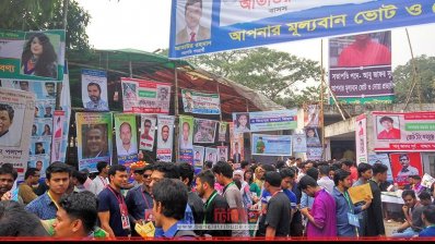 উৎসবমুখর পরিবেশে ডিইউজে নির্বাচনের ভোটগ্রহণ চলছে
