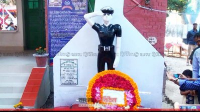 নিহত পুলিশ সদস্যদের স্মরণে নির্মিত স্মৃতি স্তম্ভে ফুলেল শুভেচ্ছা