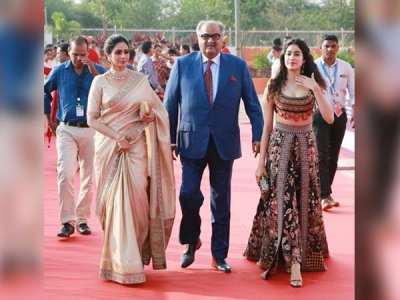 ফিল্ম ফেস্টিভ্যাল অব ইন্ডিয়া ২০১৭- এর আসরে জাহ্নবী কাপুর ও বনি কাপুরের সঙ্গে শ্রীদেবী