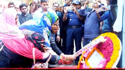 শ্রদ্ধা জানাচ্ছেন নিহত পুলিশ সদস্যদের স্বজনরা
