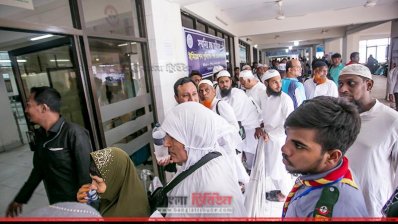 হজ এজেন্সিগুলোর অনিয়মের কারণে ২০১৭ সালে অনেক হজযাত্রীই হজে যেতে পারেননি (ফাইল ছবি)