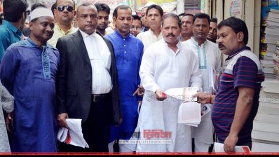 বরিশালে লিফলেট বিতরণ করেছেন বিএনপির নেতাকর্মীরা