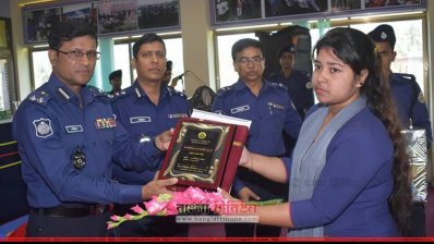 নিহত পুলিশ সদস্যদের পরিবারের হাতে ক্রেস্ট তুলে দেওয়া হচ্ছে