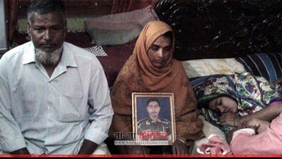 ছেলের ছবি হাতে বাবা-মা পাশেই  সংজ্ঞাহীস জামালের স্ত্রী