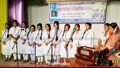 জাতীয় সংগীত প্রতিযোগিতায় অংশ নেওয়া একদল শিক্ষার্থী